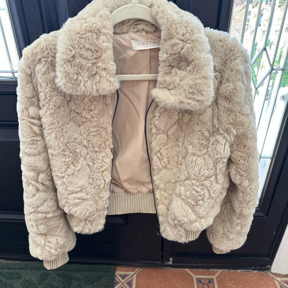 ASTR Suzanne faux fur jacket color oatmeal with leather details. Like new! XS